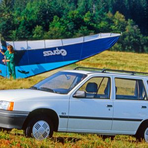Gleich von Verkaufsbeginn ab im August 1984 gab es eine drei- oder fünftürige Schrägheckversion sowie den ebenfalls drei- oder fünftürigen Kombi Caravan. Mit letzteren hatte Opel gegenüber dem Hauptkonkurrenten, dem VW Golf, wie schon bei der Vorgängergeneration, dem D-Kadett, erneut einen Verkaufsvorteil in Sachen nutzwertige Fahrzeuge.(Bild:  Opel Automobile GmbH)