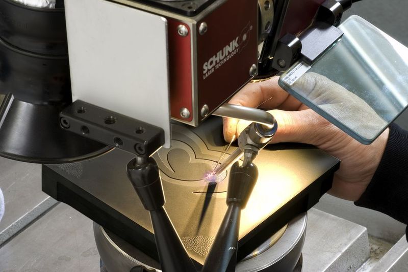Bei filigranen Arbeiten und anspruchsvollen Werkstoffen sollten Dauer, Form und Modulation des Lasers gezielt an die jeweiligen Anforderungen angepasst werden. (Bild: Schunk)