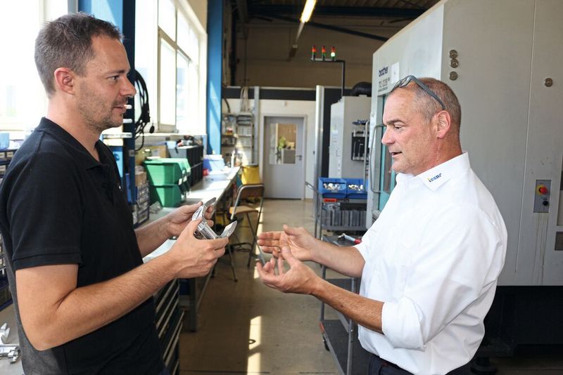 Markus Schmidt, Betriebsleiter bei Nicolai, und Thomas Mertel, Produktspezialist VHM-Werkzeuge bei Iscar, besprechen den Einsatz der Werkzeuge. (Bild: Iscar)