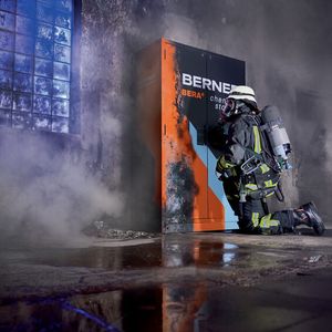 Im Ernstfall schützen die zertifizierten Schränke nach EN 14470-1/2 vor schweren Schäden durch auslaufende oder brennende Chemikalien.(Bild:  Berner)