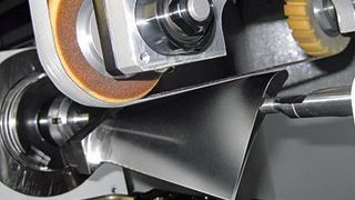 Weil in den Multigrind-Maschinen auch Bandschleifen, Drehen, Fräsen und Bohren integriert werden können, ermöglicht das die Komplettbearbeitung von komplexen Werkstücken in nur einer Maschine.  Bild: Haas (Archiv: Vogel Business Media)