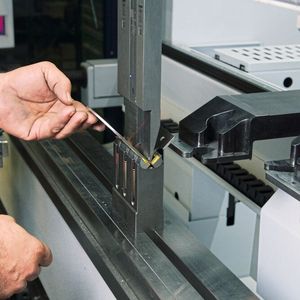 Automatisch genau: Das Winkelmesssystem ACB an der Gesenkbiegepresse gewährleistet, dass alle Bauteile unabhängig von Werkstoffeigenschaften ohne Probebiegungen exakt auf die zeichnungsgerechten Winkel gebogen werden. (Bild:  SMM / Konrad Mücke)