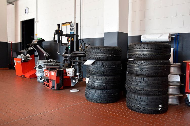 Das Reifengeschäft läuft in einer eigenen Halle. Direkt dahinter befindet sich das Reifenlager. (Rosenow)