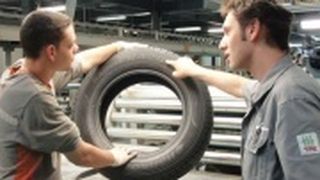 Mitarbeiter im ungarischen Hankook-Werk prüfen einen Reifen für Volkswagen.  (Foto: Hankook)