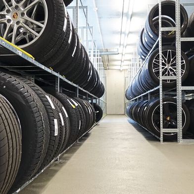 So wie im neuen Räderlager des Porsche-Zentrums Aschaffenburg dürfte es in vielen Kfz-Betrieben aussehen. Die allermeisten Betriebe lagern ihre Kundenräder in speziellen Räderregalen in ihrem Betriebsgebäude, wie die BIX-Umfrage zeigt.  (Bild: SAL GmbH)