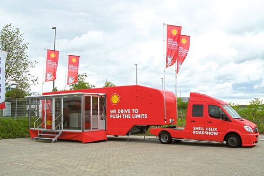 Im Zuge einer kürzlich durchgeführten Road- show präsentierte Shell nicht nur seine Technikkompetenz. Vor allem die Leistungen für freie Werkstätten standen im Mittelpunkt.(Bild:  Dominsky/»kfz-betrieb«)