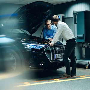 Mit steigenden Zulassungszahlen von Elektroautos erhöht sich die Zahl mobiler Energiespeicher. Ein großes Potenzial – wenn die Speicherkapazität intelligent nutzbar gemacht wird. 