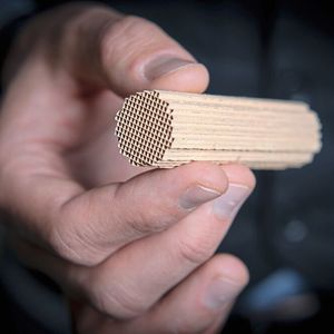 Das Trägermaterial des Katalysators erinnert in seiner Struktur an einen Schwamm. Der Katalysator läuft stabil und behandelt das Abgas auch bei niedrigen Temperaturen effektiv.