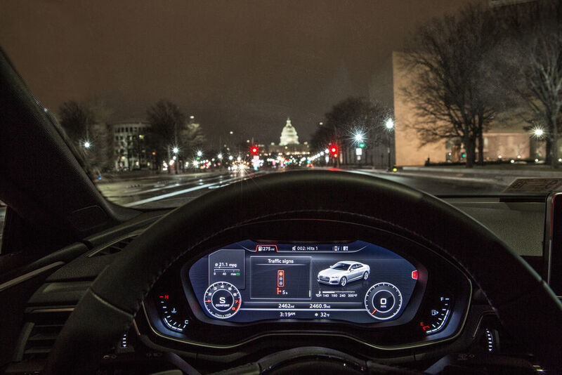 Noch fünf Sekunden „Rot“: Audis „Traffic Light Information“-Assistent zeigt dem Fahrer in den USA an, wann die Ampelfarbe wechselt. Der Fahrer kann sich so darauf einstellen und muss im besten Fall nicht anhalten. (Audi)