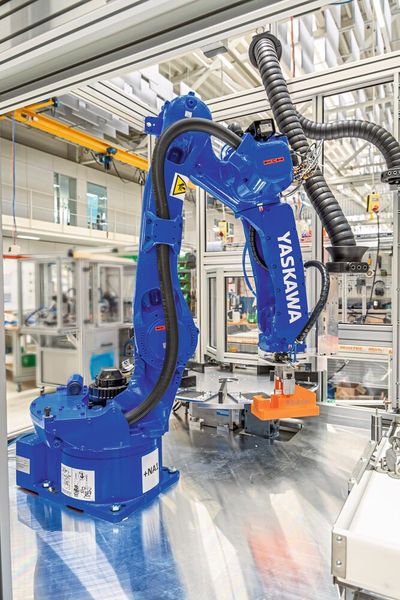 Eine zweite Roboterhand übernimmt zusätzlich Handlingaufgaben mit dem Profilverbinder. (Bild: Minitec)