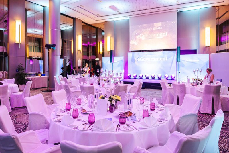 Feierliches Ambiente: Die „eGovernment Readers’ Choice Awards“ wurden im Ballsaal des Berliner Waldorf Astoria verliehen. (Bild: Offenblende)