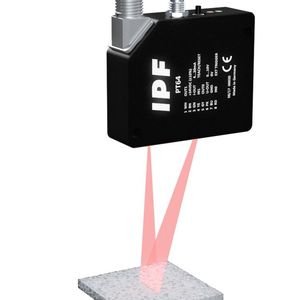 Optische Sensoren mit linienfömigem Lichtstrahl eignen sich auch ideal zur Detektion von rauen und unebenen Oberflächen, die mitunter die punktförmigen Lichtstrahlen anderer Optosensoren streuen würden.(Bild:  ipf electronic gmbh)