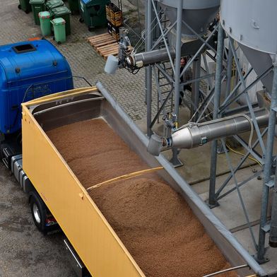 Frischer Biertreber wird am Brauereistandort Stralsund direkt auf einen Lkw verladen. Weil der Nebenstrom nur begrenzt lagerfähig ist, sollte seine Wertschöpfung möglichst nah an seinem Entstehungsort erfolgen. (Bild: Eat Beer)