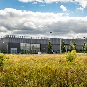 Das Werk von Meyer Burger in Thalheim in Bitterfeld-Wolfen bleibt erst einmal Teil der Produktionsstrategie des Unternehmens.(Bild:  Meyer Burger)