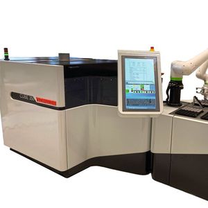 Im Zusammenspiel mit einem kollaborativen Roboter verschafft die Tschudin Cube 350 den Anwendern einen Produktivitätsschub. 