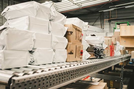 Bei jeder Sendung entscheidet Parcel.One, welcher Dienstleister für das Zielland passt.(Quelle:  Parcel.One)