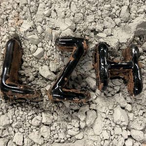 Pulverisiertes Mondgestein wurde bereits erfolgreich mit dem Laser aufgeschmolzen.(Bild:  LZH)