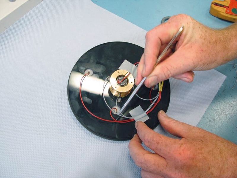 Verbinden des Präzisions-Gleichstrommotors mit der Hochleistungs-Solarzelle  (Bild: Fraunhofer ISE)