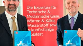 Dr. Thomas Perkmann (l.) und Wolfgang Fritsch-Albert freuen sich über die positive Entwicklung der Westfalen Gruppe, die nun auch im neuen Geschäftsbericht dokumentiert ist. (Bild: Westfalen)