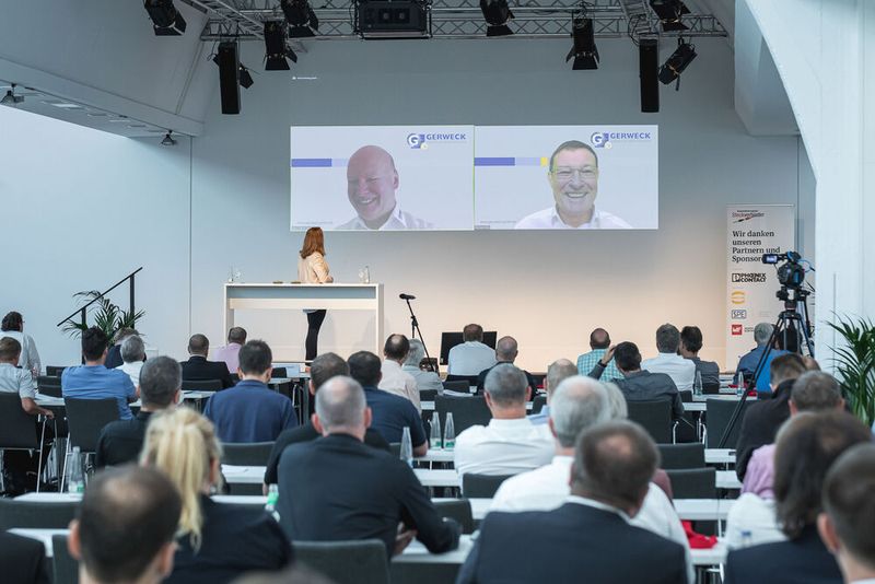 16. Anwenderkongress Steckverbinder: Der Tag 2 auf dem Steckverbinderkongress 2022 hatte den Themenschwerpunkt auf Oberflächen und Werkstoffen. Das umfasste die Konfektion Schwerer Steckverbinder für den Schaltschrankbau ebenso wie Hochstromkontakte für die E-Mobilität und funktionalisierte Oberflächen im Einsatz auf der ISS im Weltraum. (Bild: Elektronikpraxis)