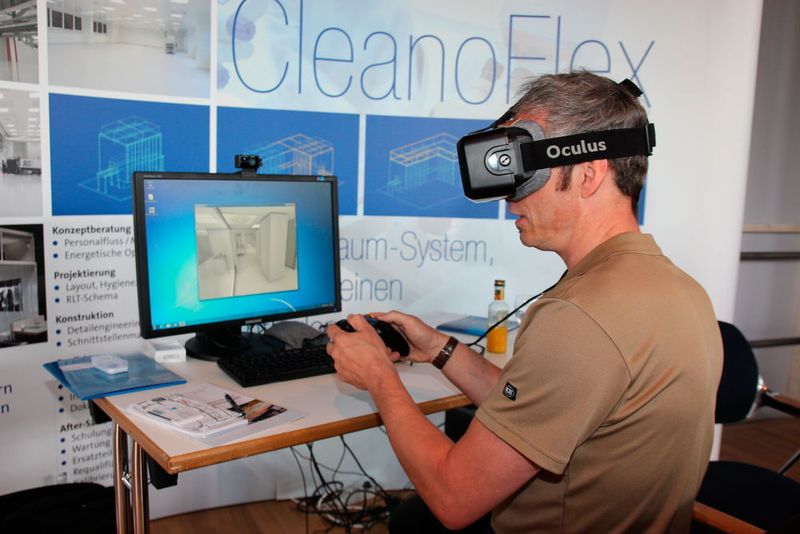 Deivcemed-Chefredakteur Peter Reinhardt erlebt den virtuellen Reinraum am Stand von BC-Technology. (Zwettler / Vogel Business Media)
