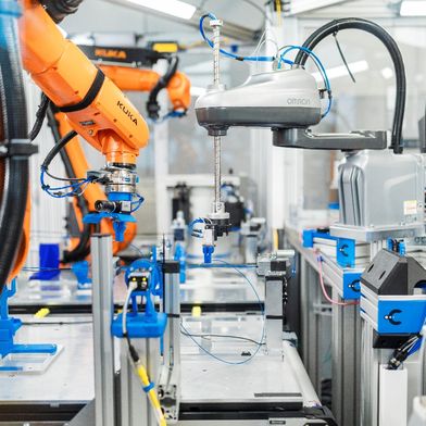 Für die Kabelbaummontage muss der Roboter hochpräzise und besonders feinfühlig arbeiten. (Bild: Cellios)