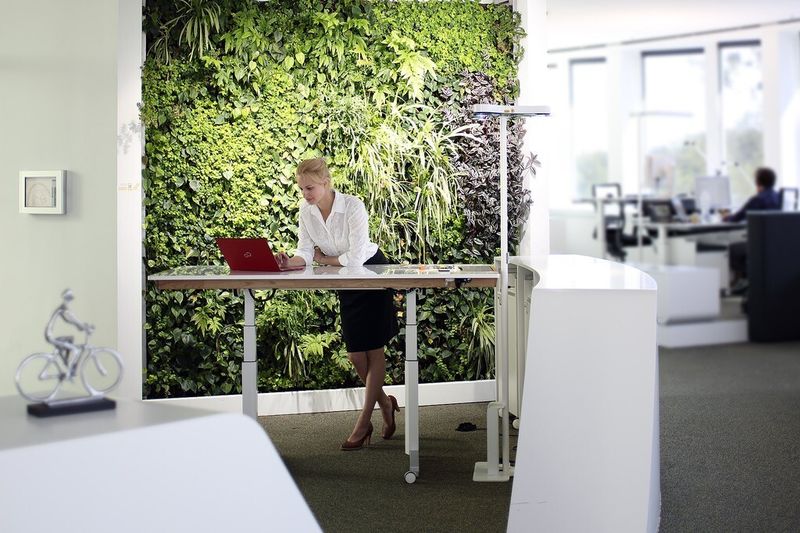 Wo fühlt man sich heute im Büro wohl und arbeitet am produktivsten? Der batteriebetriebene IWWP Next gibt Entscheidungsfreiheit – auch ohne Stromanschluss in Reichweite. (Bild: Fraunhofer/Joerg Bakschas)