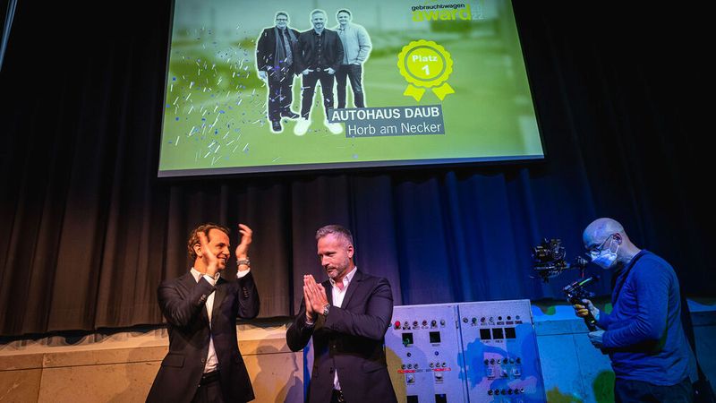 Die Würfel sind gefallen: Das Autohaus Daub gewinnt den Gebrauchtwagen Award 2022. Andreas Daub kann es noch gar nicht fassen. (Bild: Stefan Bausewein)