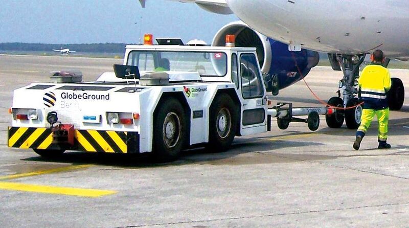Beim Pushback mit Stange wird das Flugzeug wie ein Zwei-Achs-Anhänger mit Drehdeichsel bewegt.Bild: Globe Ground Berlin (Archiv: Vogel Business Media)