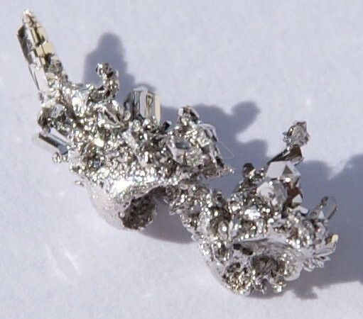 Palladium: Risikoklasse: hoch. Einsatzfelder: Autoindustrie, chemische Industrie, Schmuckindustrie, Luftfahrt, Medizintechnik, Dentalindustrie und der Brennstoffzellen-Produktion. Preisentwicklung: Ende 2005 lag die Feinunze bei 250 US-Dollar. Mitte 2012 kostete sie 600 US-Dollar. Substitutionsmöglichkeit: Kann teilweise durch Platin ersetzt werden, das ist auch selten und teuer. Zukunftsrelevanz: hoch. Palladium ersetzt Platin bei Abgaskatalysatoren. Politische Risiken: hoch. Russland arbeitet mit Exportbeschränkungen. (Bild: Jurii unter CC-BY-SA Lizenz 3.0, wikicommons)