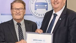 Urkunde zum 70-jährigen Bestehen der Kfz-Innung Salzgitter: Obermeister Gerhard Kunze (li.) und Präsident Karl-Heinz Bley vom Kfz-Gewerbe Niedersachsen-Bremen.  (Holger Zietz/»kfz-betrieb«)