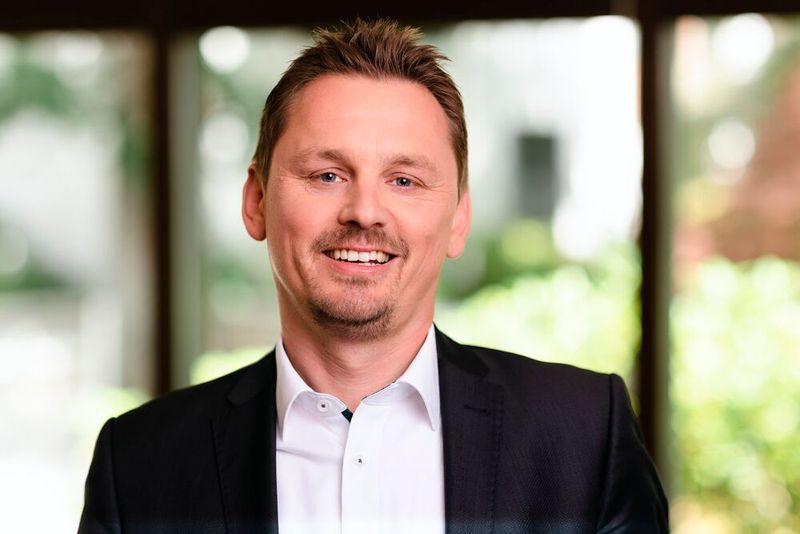 „Die Kreativität der Cyberkriminellen kennt keine Grenzen. Deshalb setzen wir nicht mehr ausschließlich auf eine große jährliche Schulung, sondern zusätzlich auf regelmäßige kurze Awareness-Formate sowie verpflichtende Trainings zu konkreten, aktuellen Bedrohungsszenarien. Gleichzeitig wissen die Mitarbeitenden: Nachfragen ist ausdrücklich erwünscht, auch beim Top-Management. Gerade bei sensiblen Transaktionen sollte niemand einer vermeintlichen Anweisung folgen, nur weil er Hemmungen hat, diese zu hinterfragen.  Freigegebene KI-Anwendungen sind Bestandteil unseres Arbeitsalltags. Deshalb sind verpflichtende Basisschulungen sowie ergänzende, zielgruppenspezifische Trainings Teil unserer Strategie. Die Schwerpunkte liegen auf der sicheren Nutzung, dem Datenschutz, dem Schutz des geistigen Eigentums und dem verantwortungsvollen Umgang mit vertraulichen Informationen. Die Zugriffe auf KI-Funktionen und -Agenten unterliegen dabei klar definierten Berechtigungen und unseren Zero-Trust-Prinzipien.“ – Christian Koch, Senior Vice President Cybersecurity IoT/OT, Innovations & Business Development bei NTT DATA DACH (Bild: NTT DATA DACH)