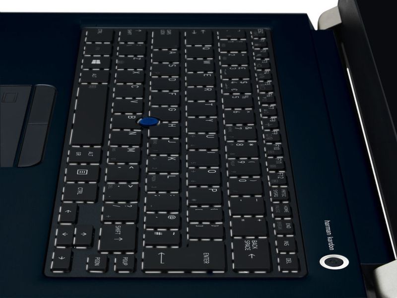 In der beleuchteten Tastatur sitzt ein Trackpoint als zusätzliche Steuerungsmöglichkeit neben Touchpad und Touchscreen. (Toshiba)