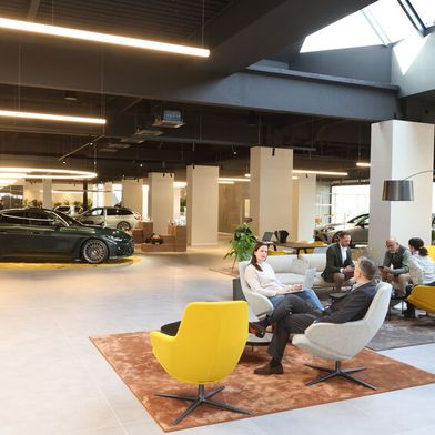 Der neue Showroom der BMW-Niederlassung Hamburg mit großzügigen Lounge-Bereichen. (Bild: BMW Hamburg /© Wallocha)