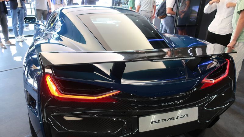 Der Zutritt zum Ausstellungsbereich des kroatischen Super-E-Autos war streng limitiert. (Bild: Grimm – VCG)