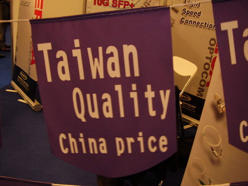 Abbildung 3: Nicht zimperlich: Stand-Wimpel mit der Aufschrift „taiwanesische Qualität zum chinesischen Preis“. (Archiv: Vogel Business Media)
