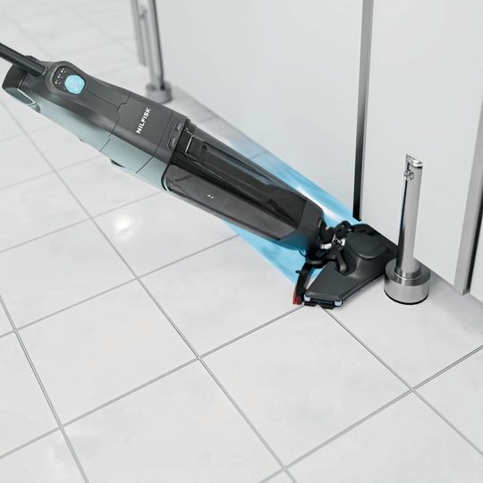 Dryft ermögliche körperschonendes Arbeiten unter niedrigen Trenn- und Kabinenwänden.(Bild:  Nilfisk)