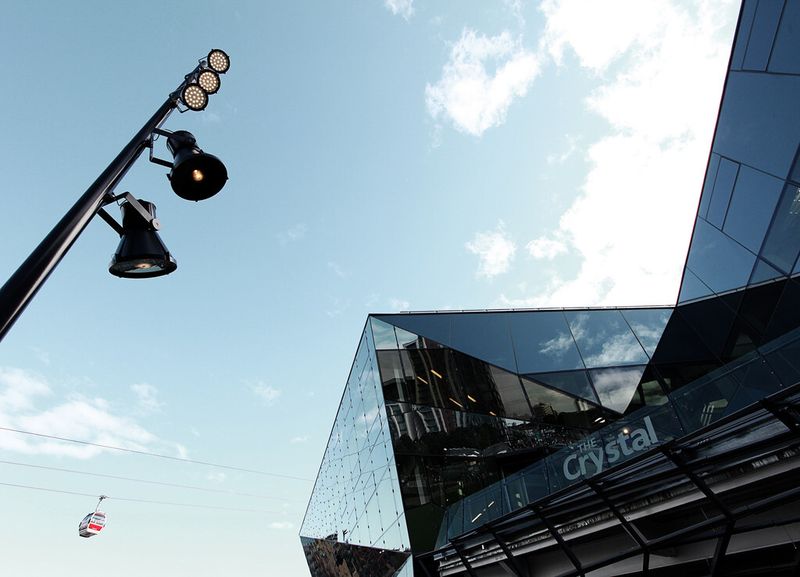 Verwinkelte Fassaden lassen das Sonnenlicht an den gewünschten Stellen in das Gebäude scheinen ... (Bild: Siemens)