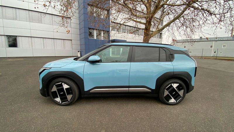 6. Die Ladeleistung: Anders als die größeren Schwestermodelle EV6 und EV9 kommt der EV3 nicht mit 800-Volt-Technologie. Die 400-Volt-Architektur des kleinen Stromers ermöglich eine Ladeleistung von bis zu 128 kW am DC-Schnellader. Damit ist der Testwagen in ziemlich genau einer halben Stunde von 10 auf 80 Prozent geladen. An der Wechselstrom-Wallbox sind klassenübliche 11 kW möglich. Viele EV3-Käufer dürften jedoch ohnehin zuhause laden, sodass das Gebotene meist ausreichen wird. (Bild: Kuhn - VCG)