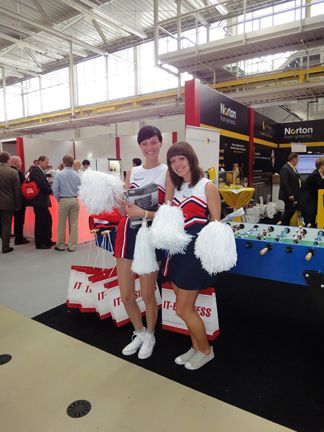 Brother Cheersleaders sorgen für gute Stimmung. (Archiv: Vogel Business Media)