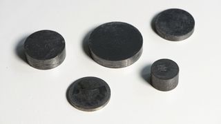 Magnetherstellung: Die metallischen Plättchen enthalten eine Mischung aus dem Primärrohstoff Neodym und Altmagneten oder Magnetschrott. (Bild: Fraunhofer IWKS)