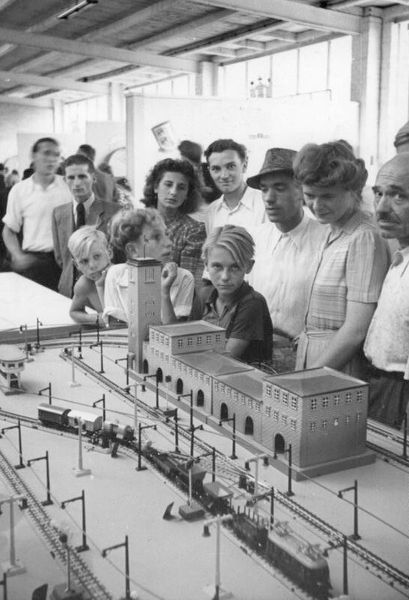 Auf der ersten Exportmesse konnte man auch diese Märklin-Modelleisenbahn bewundern. Kaufen konnten sie sich allerdings die wenigsten.   (Bundesarchiv)