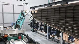 Die neuentwickelte  Fräskinematik mit Hybridantrieb auf einer Linearachse bearbeitet ein CFK-Flugzeugseitenleitwerk im 1:1-Maßstab. (Bild: Fraunhofer IFAM)