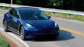 Nachdem Tesla im April 2016 die Bestellbücher für den kompakten Model 3 öffnete, ließen sich über 400.000 Kunden auf die Liste setzen. (Jens Meiners)