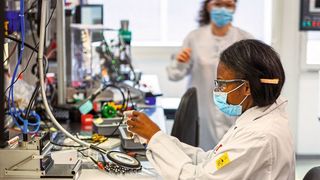 Weil die Nachfrage nach Beatmungsgeräten im Zuge der Ausbreitung des Coronavirus rasant ansteigt, wird die Produktionslinie der FAS Flatprop-Ventile bis Ende März vollautomatisiert. (IMI Precision Engineering)