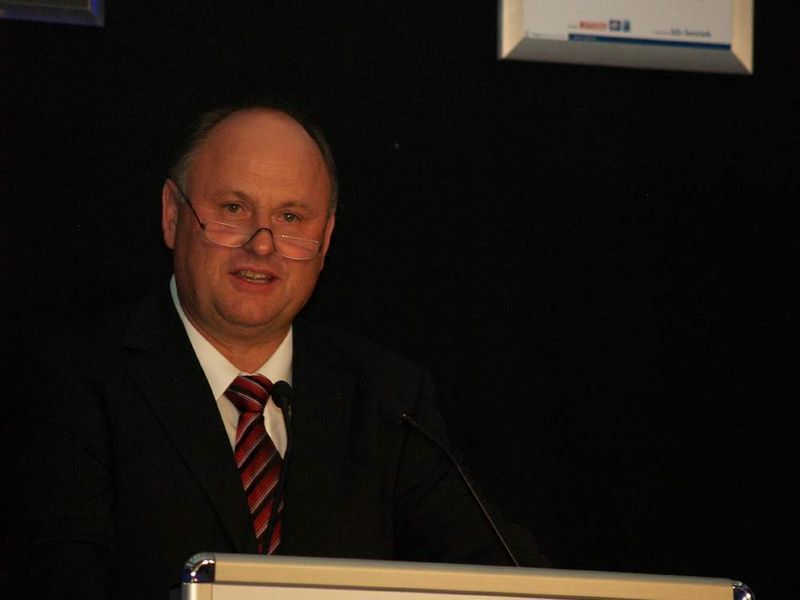 Helmut Peter übernahm die schwierige Aufgabe sich bei allen zu bedanken, die über die Jahre hinweg dem Autohaus Peter zur Seite standen. (Archiv: Vogel Business Media)