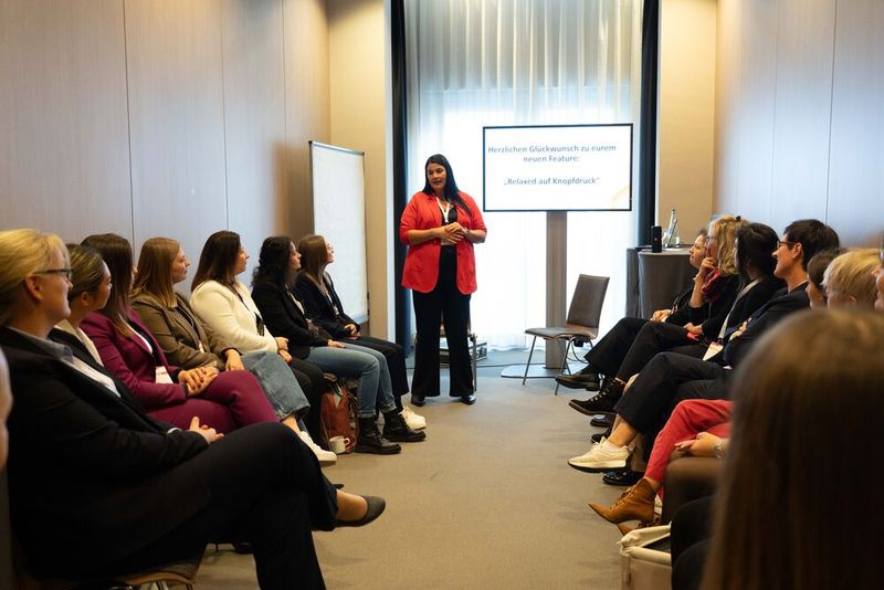 „Relaxed auf Knopfdruck“ wurde man mit Daniela Stolz (Sophos): Ihr Workshop zeigte, wie man ab sofort jede herausfordernde Situation meistert. (Bild: Manuell Emme Fotografie)