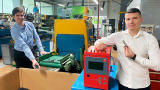 Die smartfill-Düse hat sich als zuverlässig und auch servicefreundlich gezeigt, auch was ihre Reinigung betrifft. Dies können Jörg Bruder (links) und Memo Ljatifi von Kunststoffwerk Buchs bestätigen. Hier bei der Produktion von Schlauchelementen der Marke maxiflex. (Bild: Meusburger)