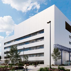 Darstellung des neuen Roche Diagnostik-Produktionszentrums in Penzberg: Mit über 600 Millionen Euro, der größten Einzelinvestition von Roche in Deutschland, entsteht hier ein wegweisendes Bauwerk für die Produktion von diagnostischen Einsatzstoffen.(Bild:  Roche)