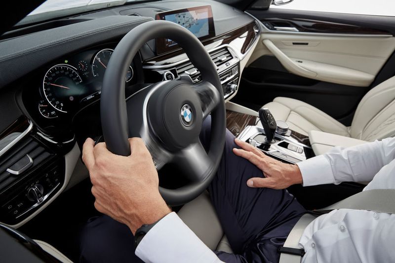 Einen Schritt in das teilautonome Fahren bieten beide neuen Limousinen. Bei beiden übernimmt das System aktiv die Spurführung und den Spurwechsel einschließlich des Bremsens. (BMW/Daniel Kraus)